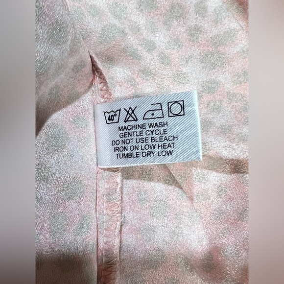 🛍️VIOLET & CLAIRE Soft‎ peach with gray dot pattern top size M. - Picture 11 of 13